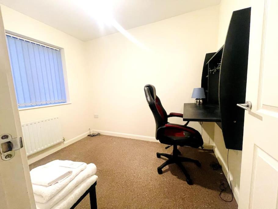 Chattel - Massive Homely Space With Garden, Dedicated Office Space & Free Parking Apartment