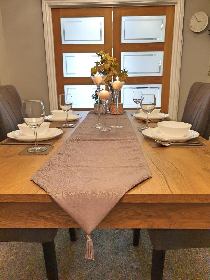 Holiday home Spacious City With Free Parking, Fast Wi-fi & Netflix *