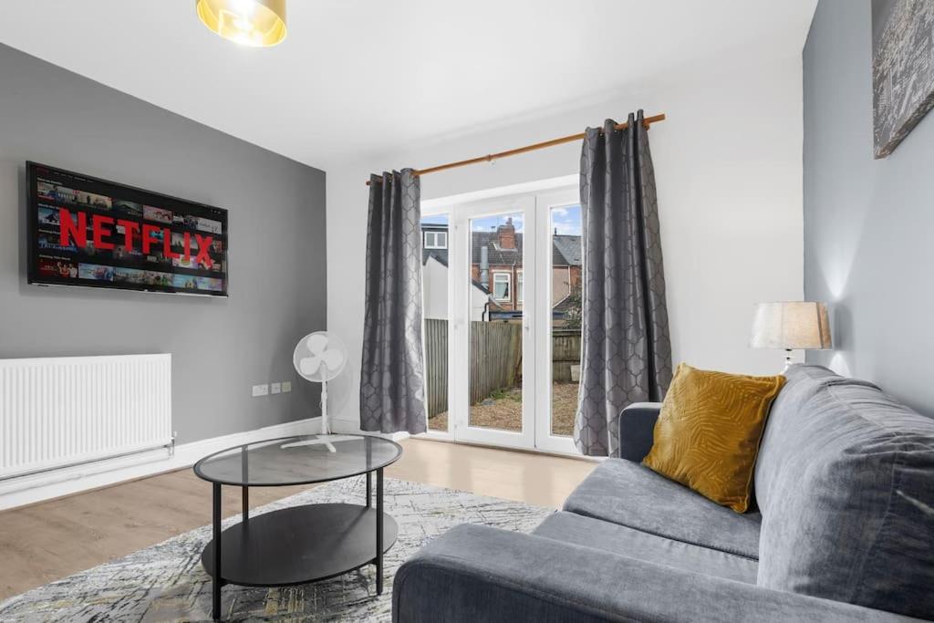 Cv1 Exclusive Contractors & Travellers 5 Min To Ricoh Arena 5 Mins To Centre 2x Free Car Parking Spaces Free Wifi Free Netflix Sleeps 8