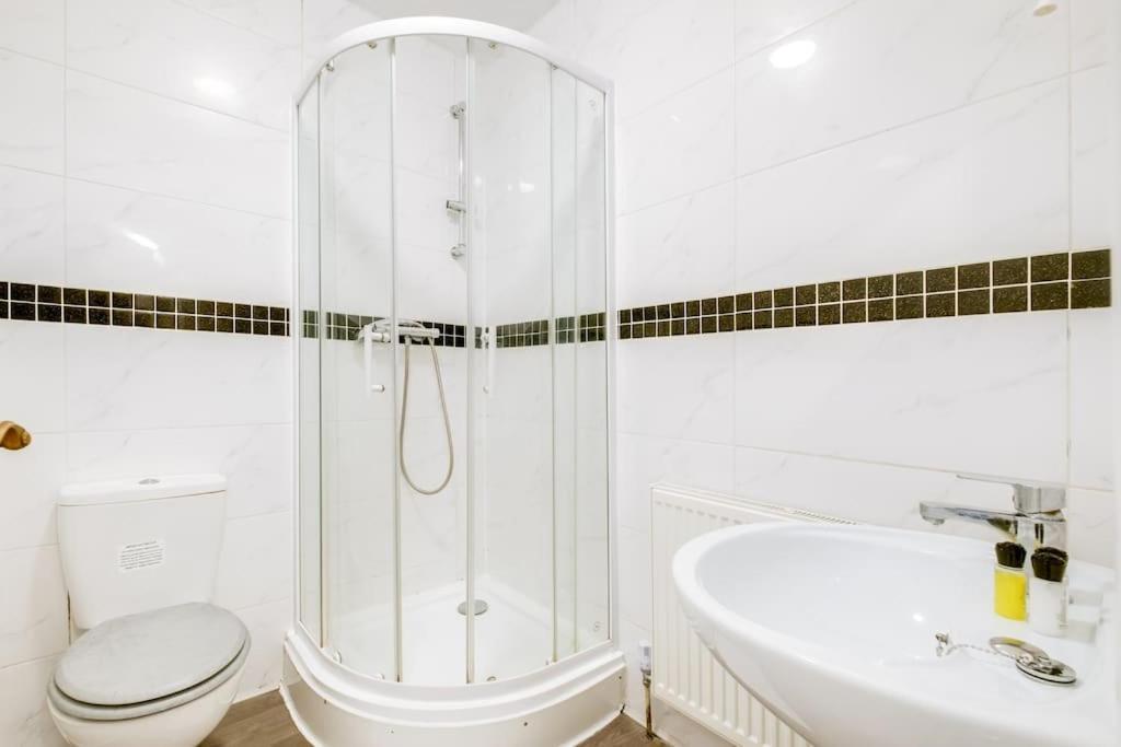 Casa de férias Cv1 Exclusive Contractors & Travellers 5 Min To Ricoh Arena 5 Mins To Centre 2x Free Car Parking Spaces Free Wifi Free Netflix Sleeps 8 *