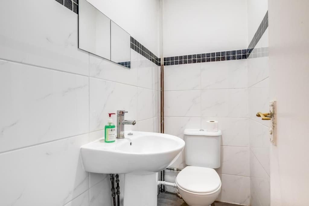 Casa de férias Cv1 Exclusive Contractors & Travellers 5 Min To Ricoh Arena 5 Mins To Centre 2x Free Car Parking Spaces Free Wifi Free Netflix Sleeps 8 Coventry