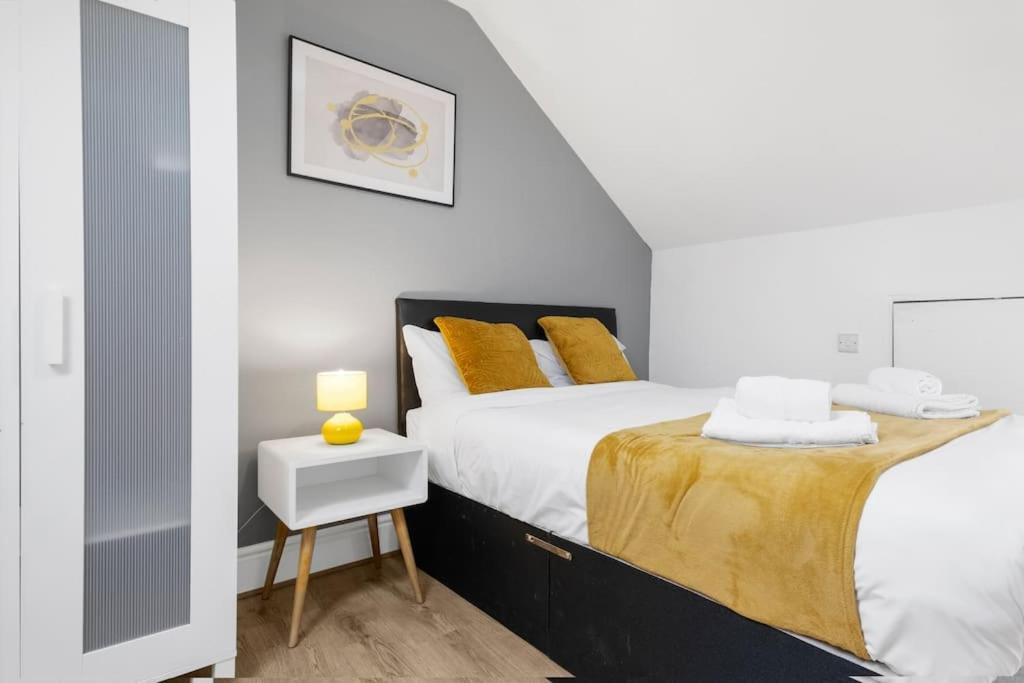 Casa de férias Cv1 Exclusive Contractors & Travellers 5 Min To Ricoh Arena 5 Mins To Centre 2x Free Car Parking Spaces Free Wifi Free Netflix Sleeps 8 *