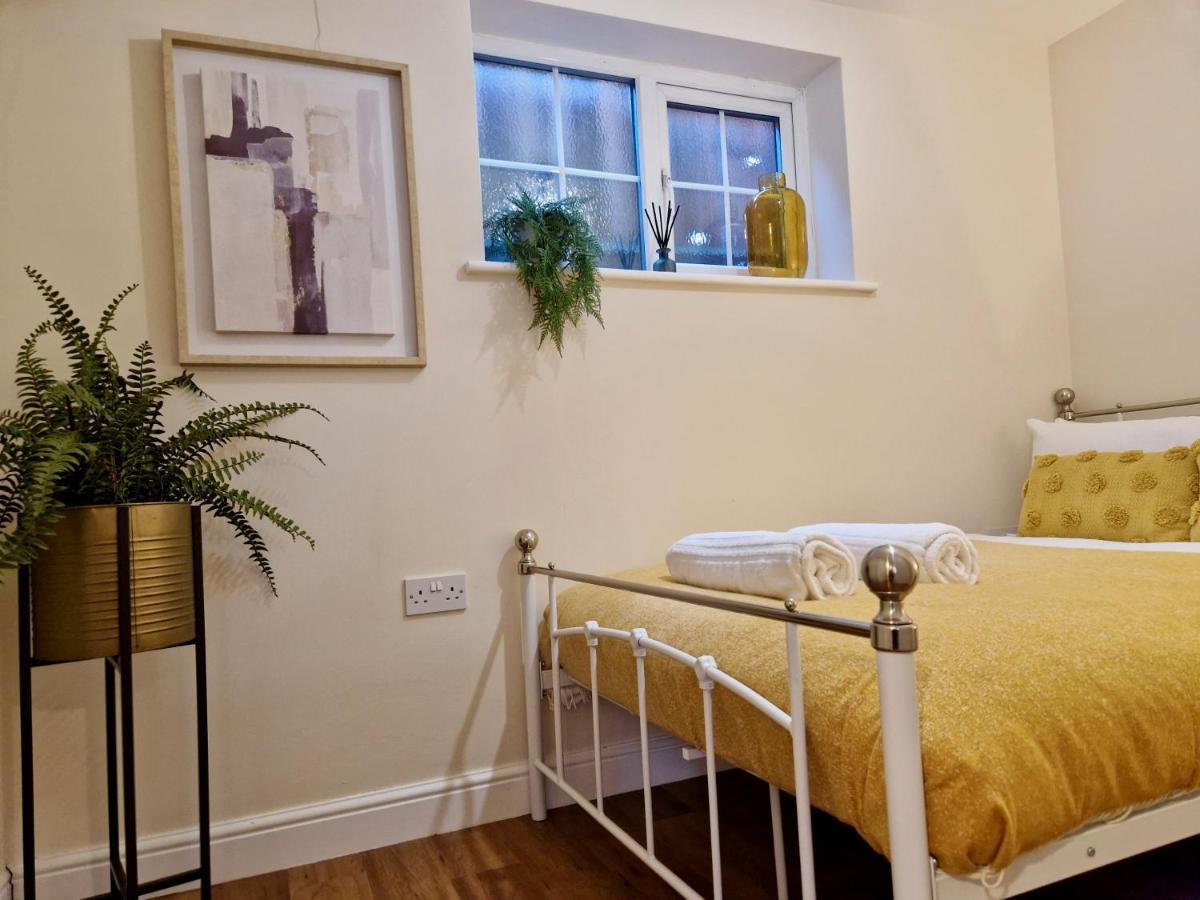 Stylish Luxury Serviced Next To Centre With Free Parking - Contractors & Relocators