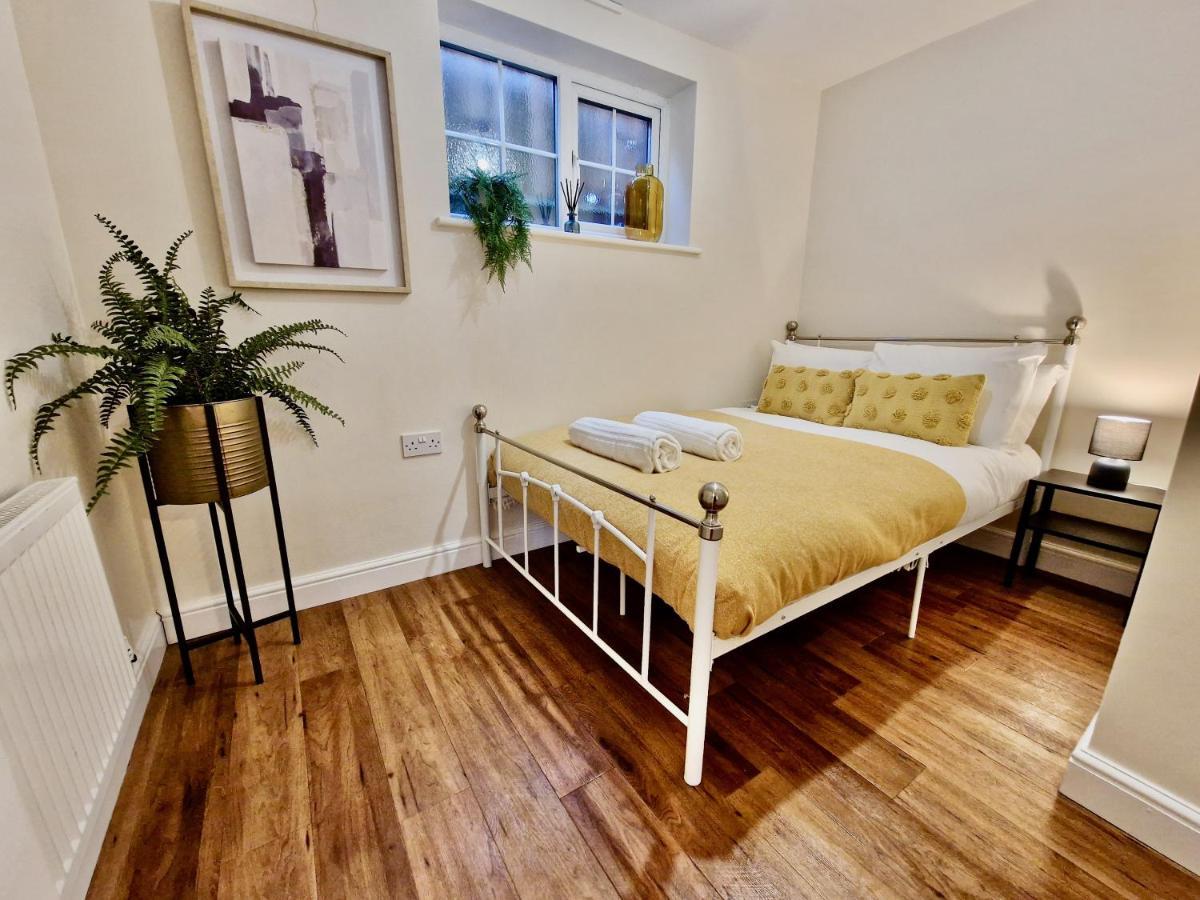 Apartment Stylish Luxury Serviced Next To Centre With Free Parking - Contractors & Relocators