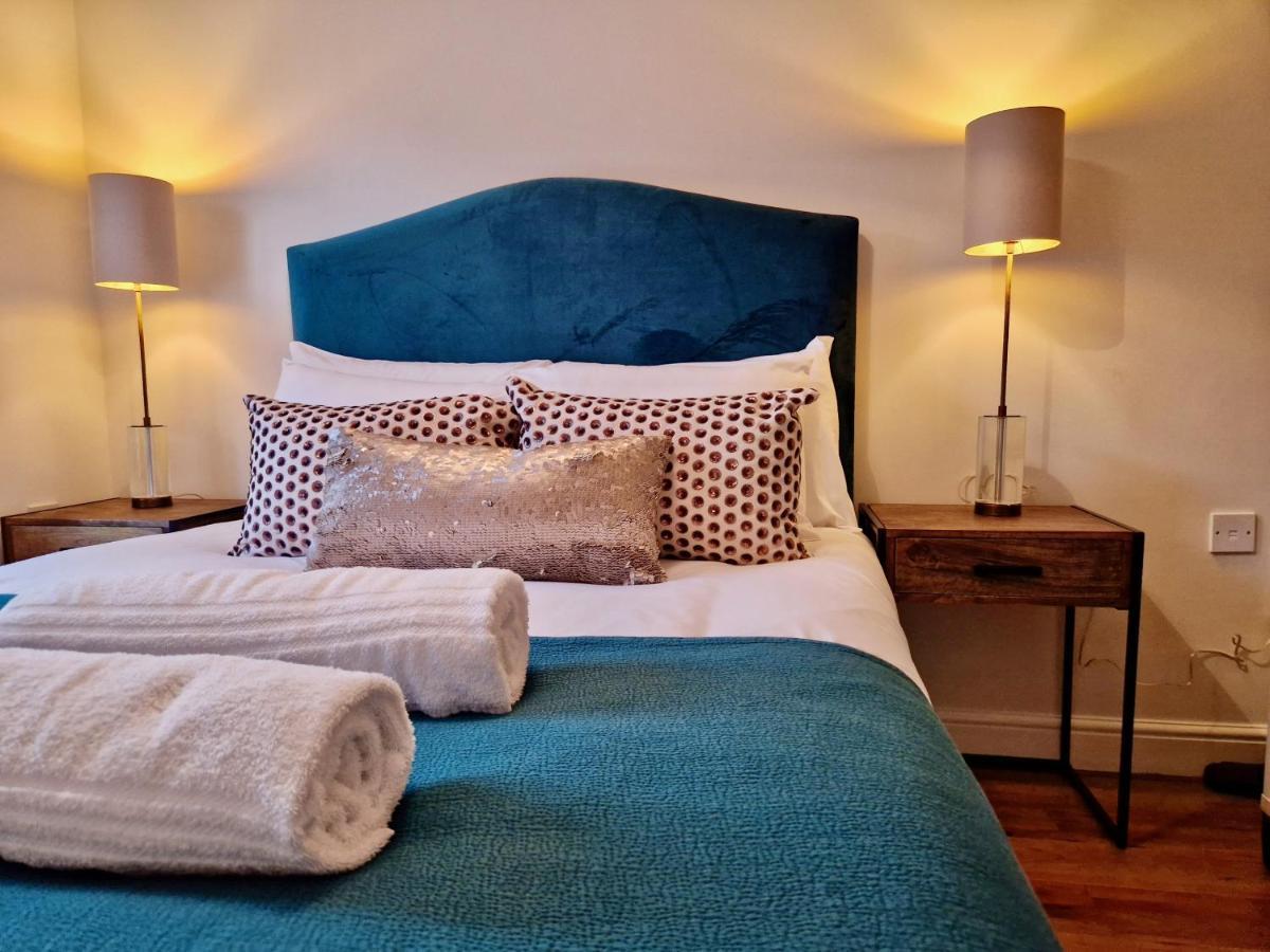 Stylish Luxury Serviced Next To Centre With Free Parking - Contractors & Relocators Apartment