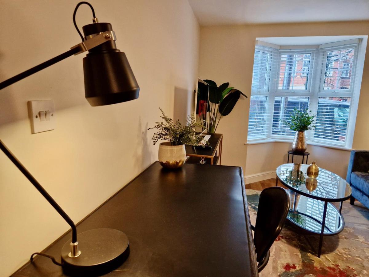 Stylish Luxury Serviced Next To Centre With Free Parking - Contractors & Relocators Apartment *
