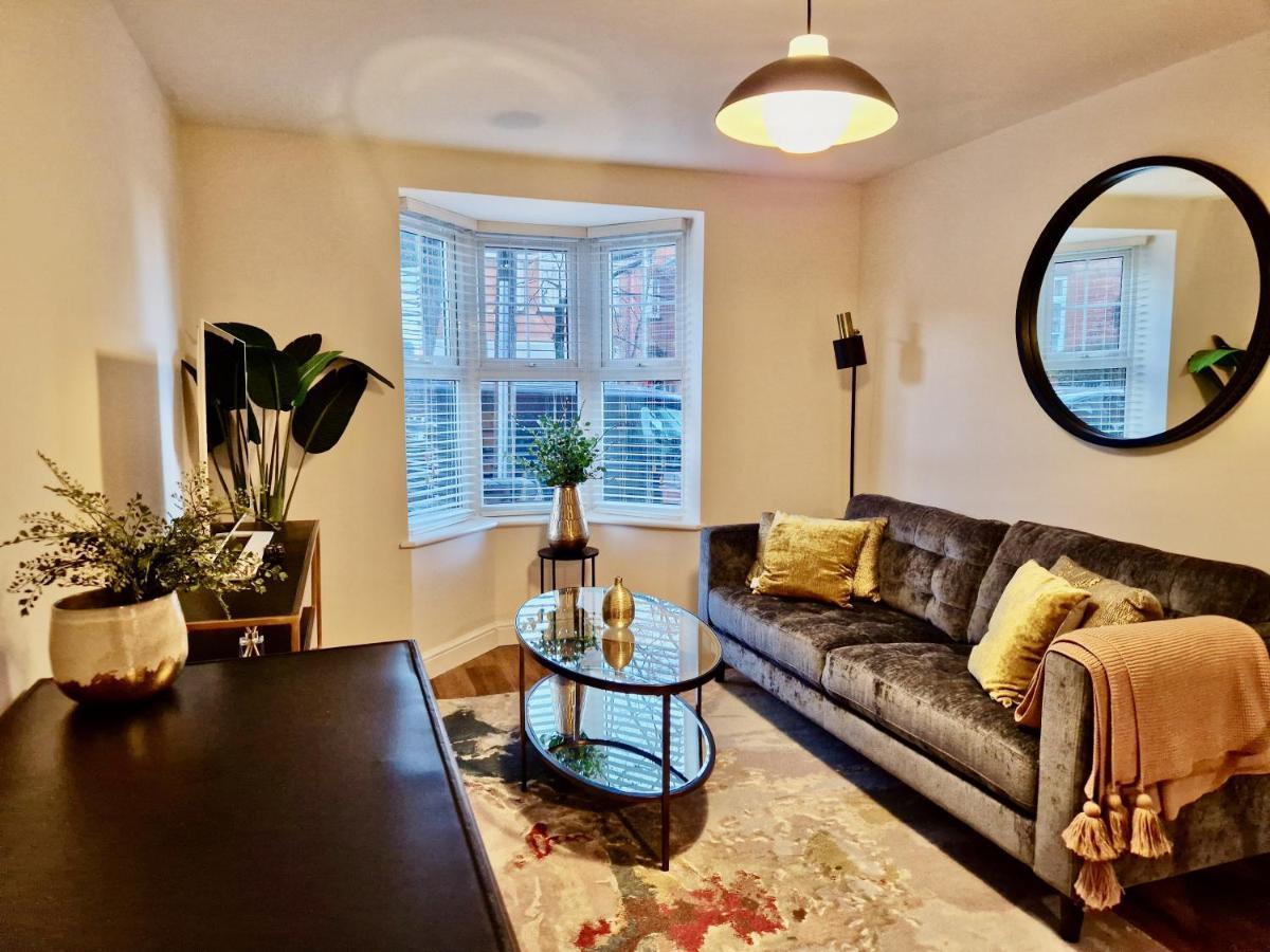 Stylish Luxury Serviced Next To Centre With Free Parking - Contractors & Relocators Apartment Coventry