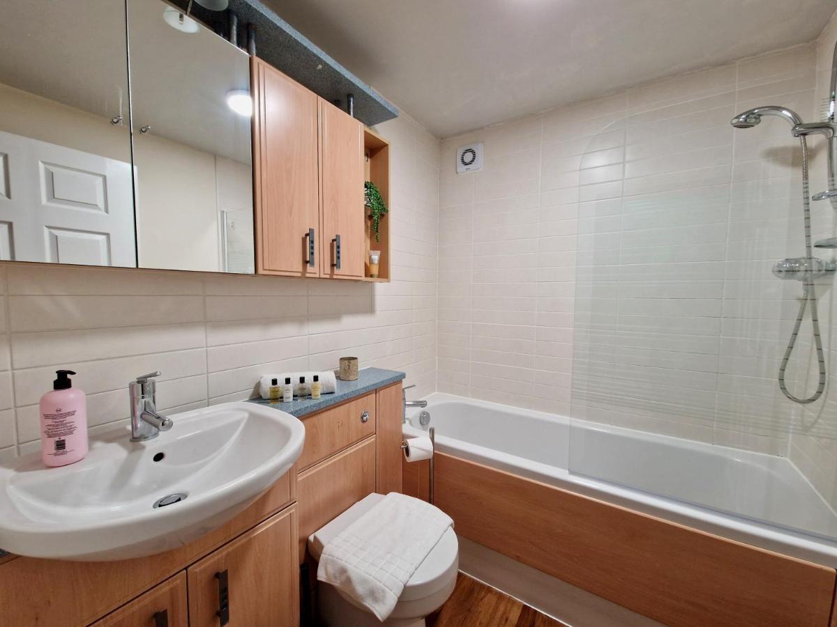 Apartment Stylish Luxury Serviced Next To Centre With Free Parking - Contractors & Relocators *