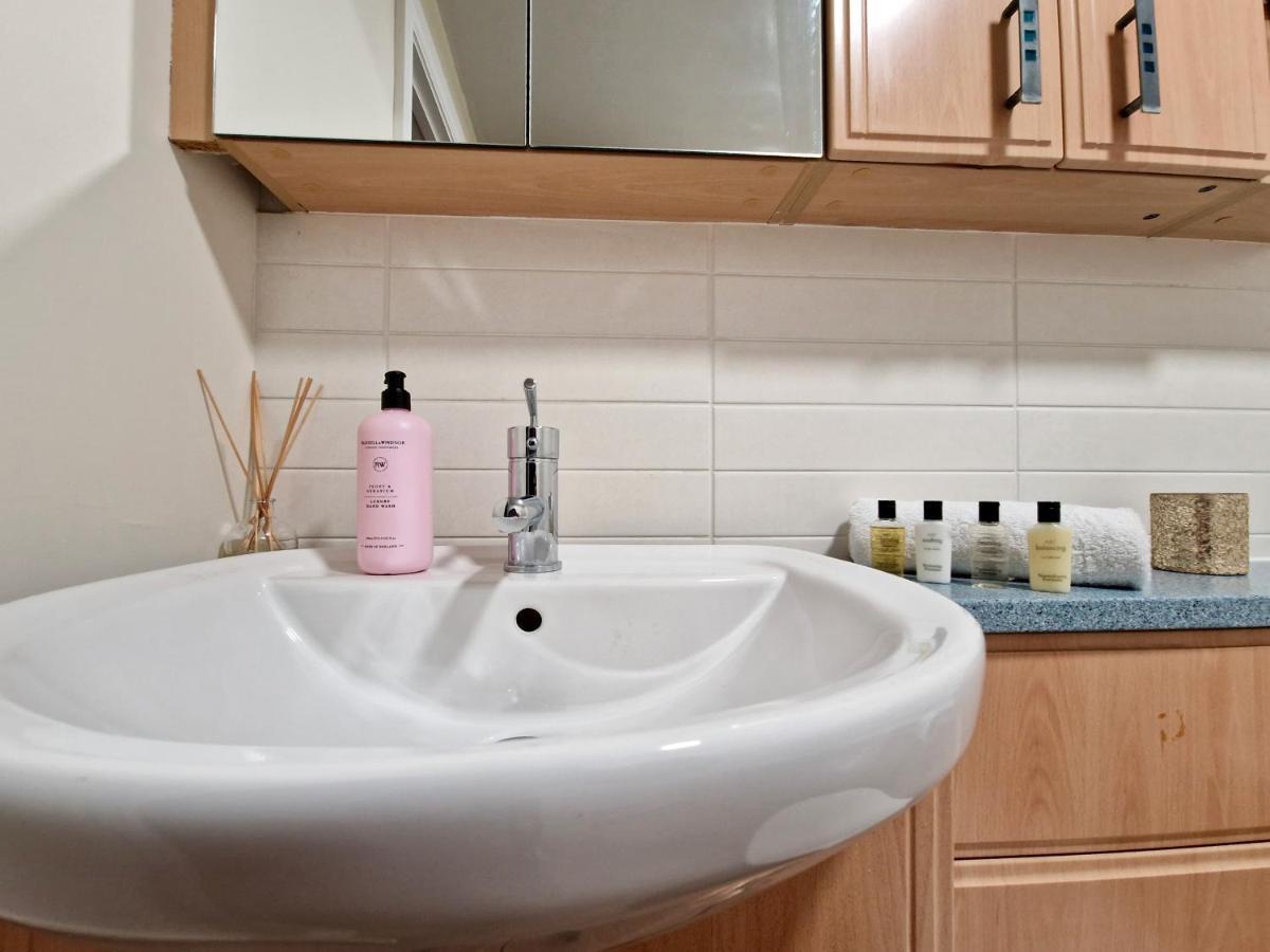 Stylish Luxury Serviced Next To Centre With Free Parking - Contractors & Relocators *