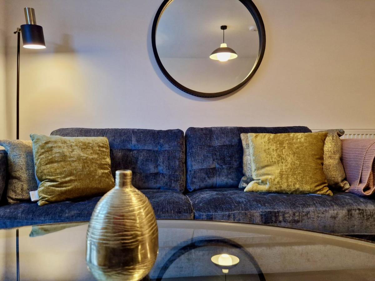 Stylish Luxury Serviced Next To Centre With Free Parking - Contractors & Relocators Apartment *