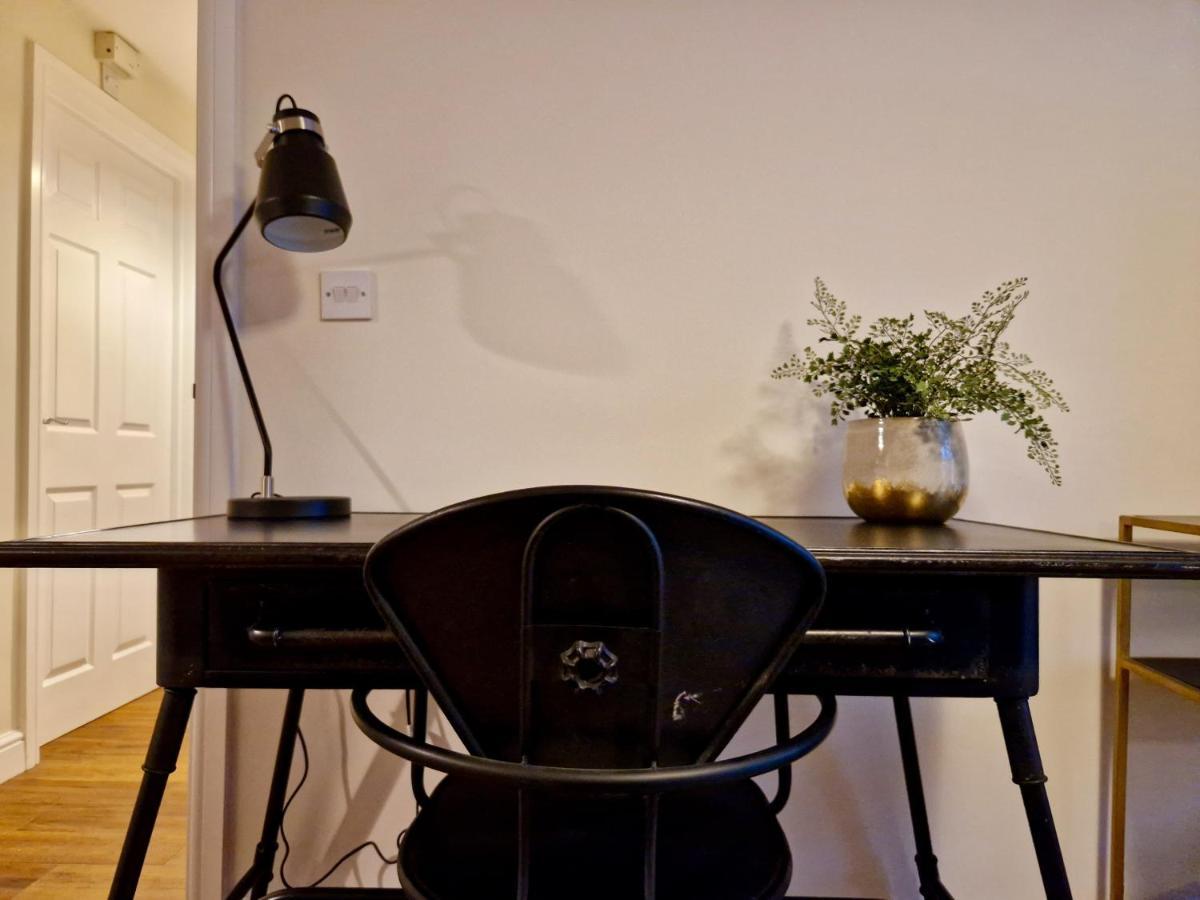 Stylish Luxury Serviced Next To Centre With Free Parking - Contractors & Relocators *