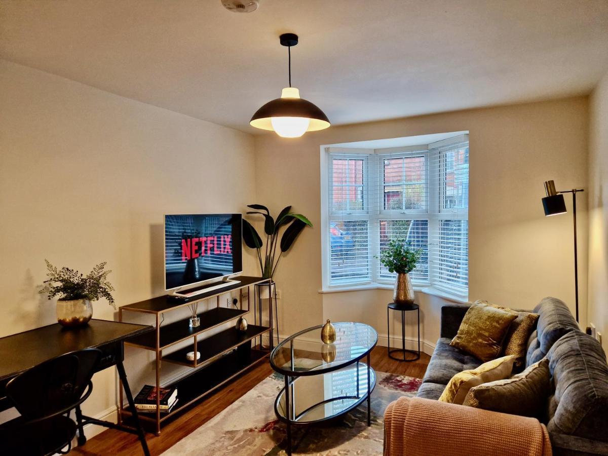 Stylish Luxury Serviced Next To Centre With Free Parking - Contractors & Relocators * Coventry