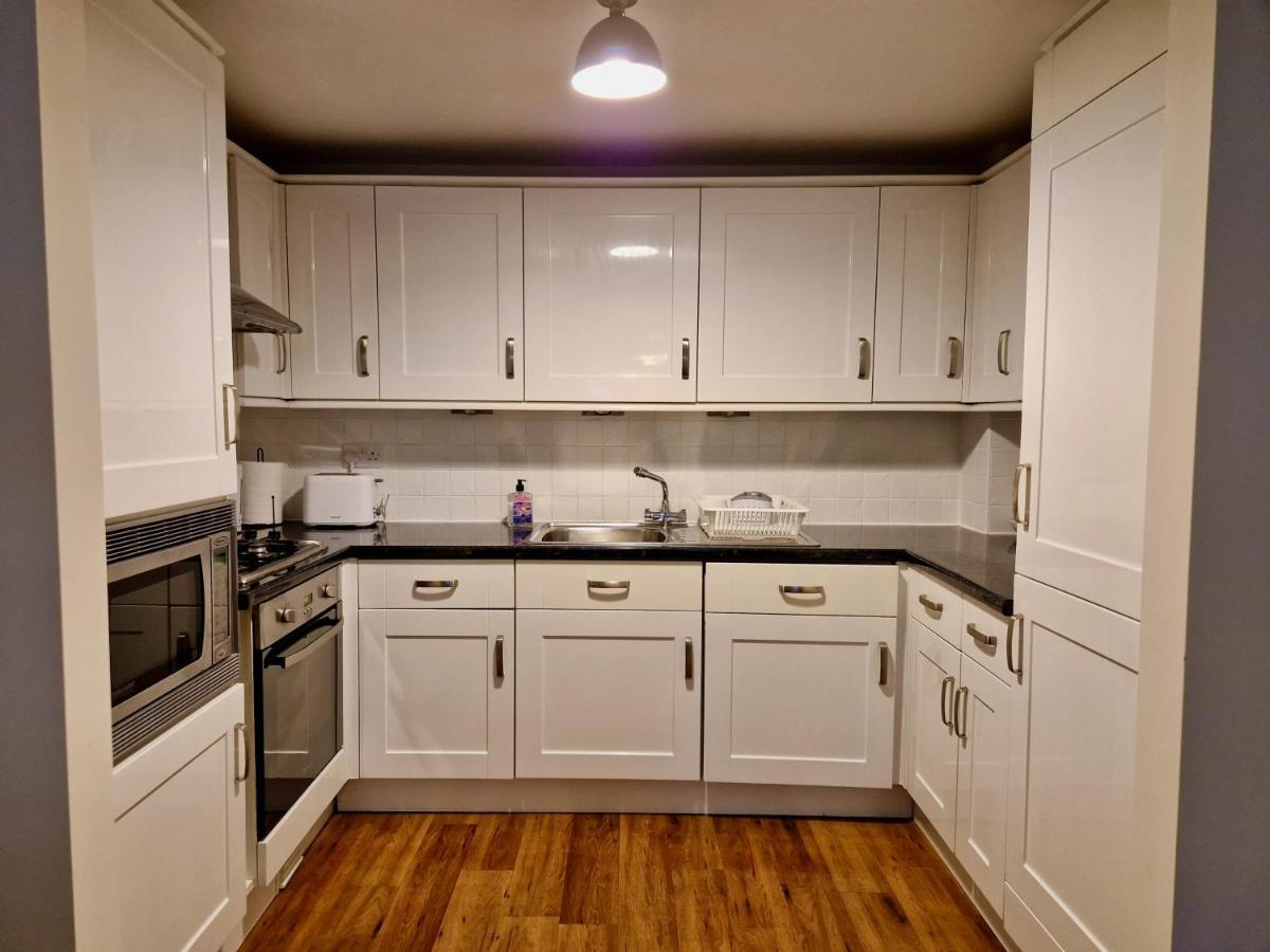 Stylish Luxury Serviced Next To Centre With Free Parking - Contractors & Relocators Apartment Coventry