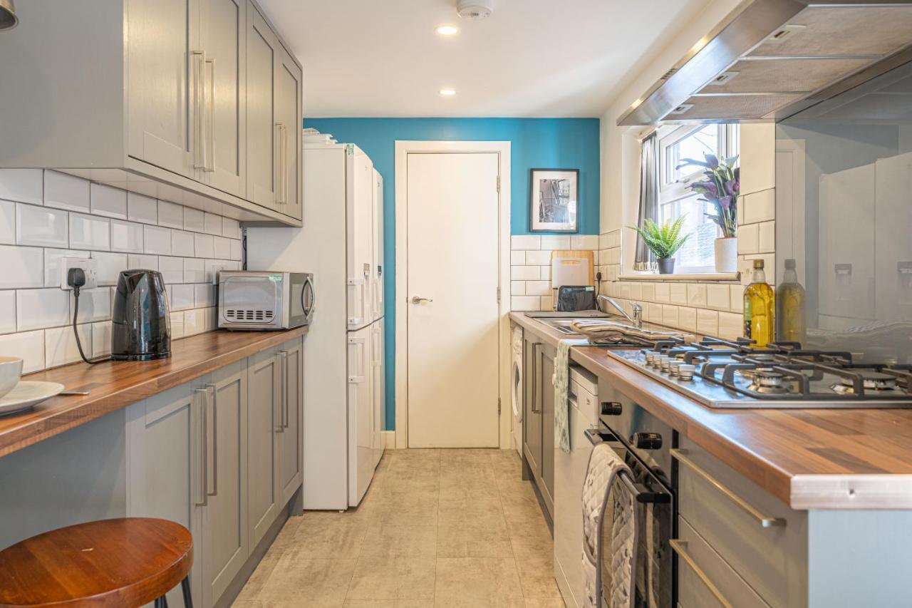 Stylish 5-bed Home, Each With En-suite And Own Tv Coventry