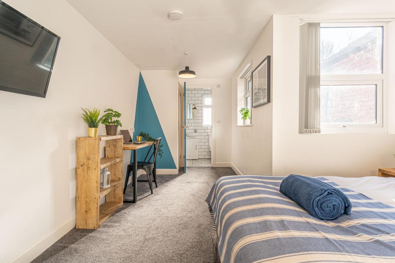 Stylish 5-bed Home, Each With En-suite And Own Tv Coventry