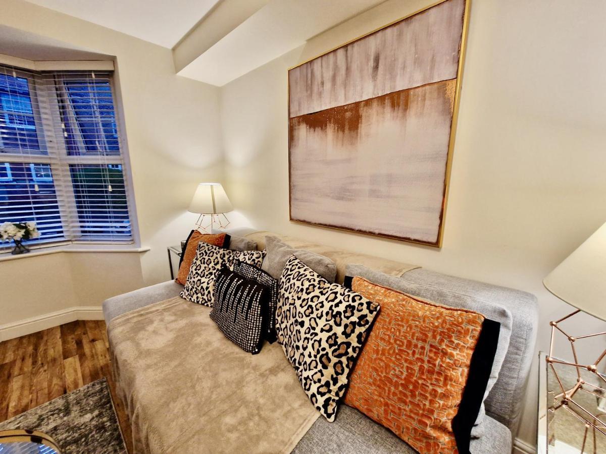 Stunning Luxury Serviced Next To Centre With Free Parking - Contractors & Relocators Apartamento