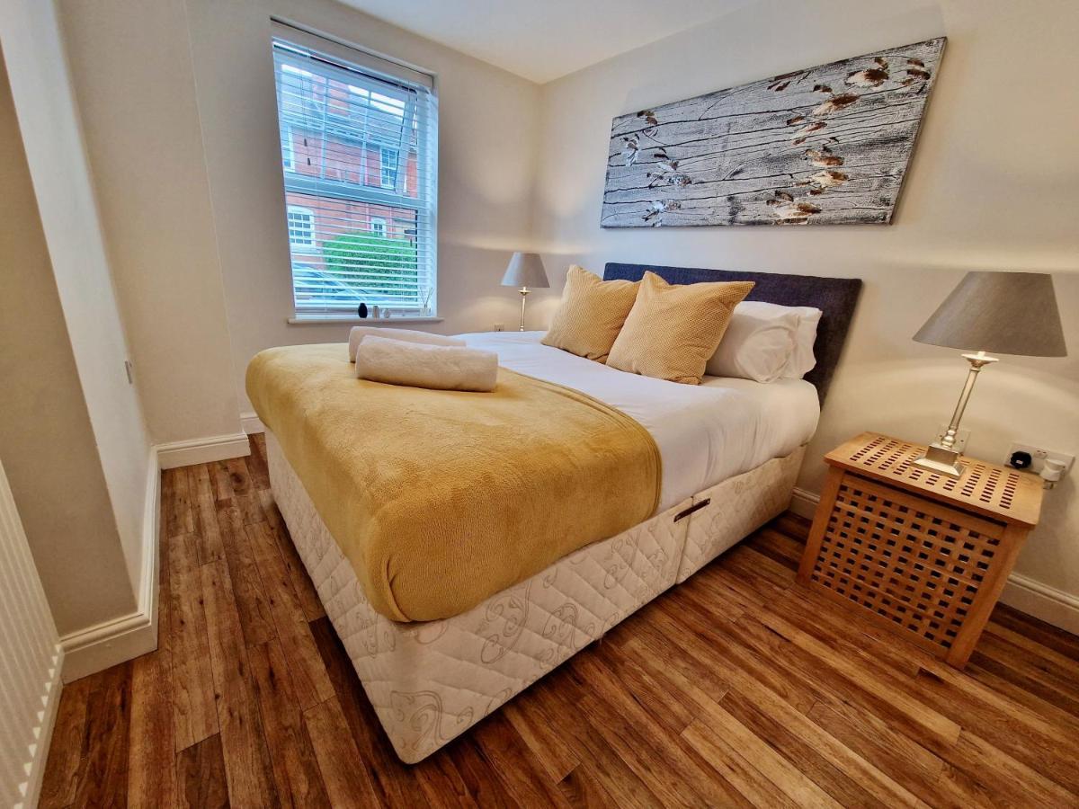 Stunning Luxury Serviced Next To Centre With Free Parking - Contractors & Relocators Apartamento