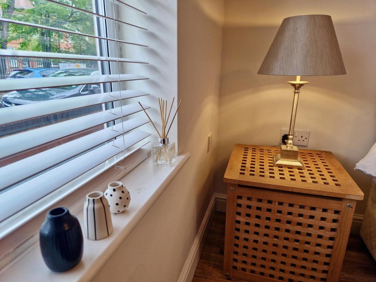 Stunning Luxury Serviced Next To Centre With Free Parking - Contractors & Relocators Coventry