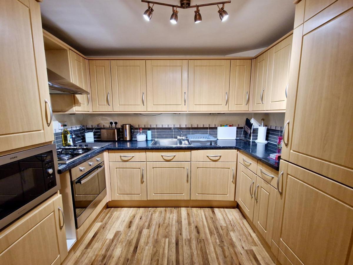 Stunning Luxury Serviced Next To Centre With Free Parking - Contractors & Relocators Apartamento *