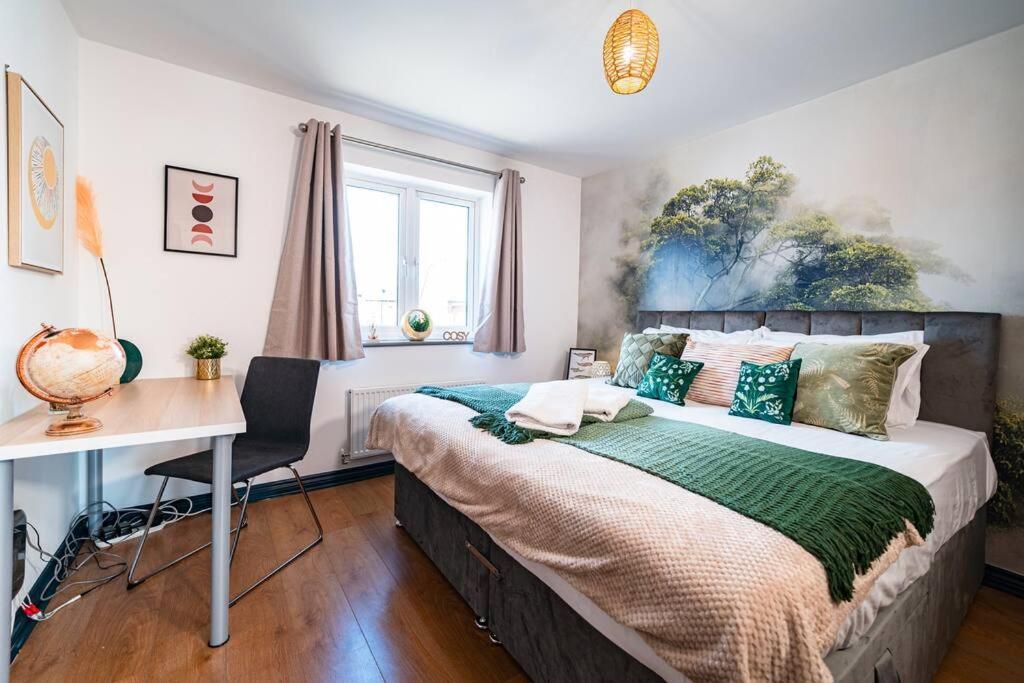 Holiday home Luxury Detached House With Free Parking, Fast Wifi And Smart Tv With Netflix By Yoko *