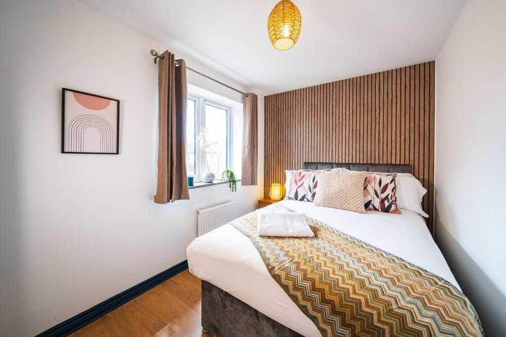 Luxury Detached House With Free Parking, Fast Wifi And Smart Tv With Netflix By Yoko Coventry
