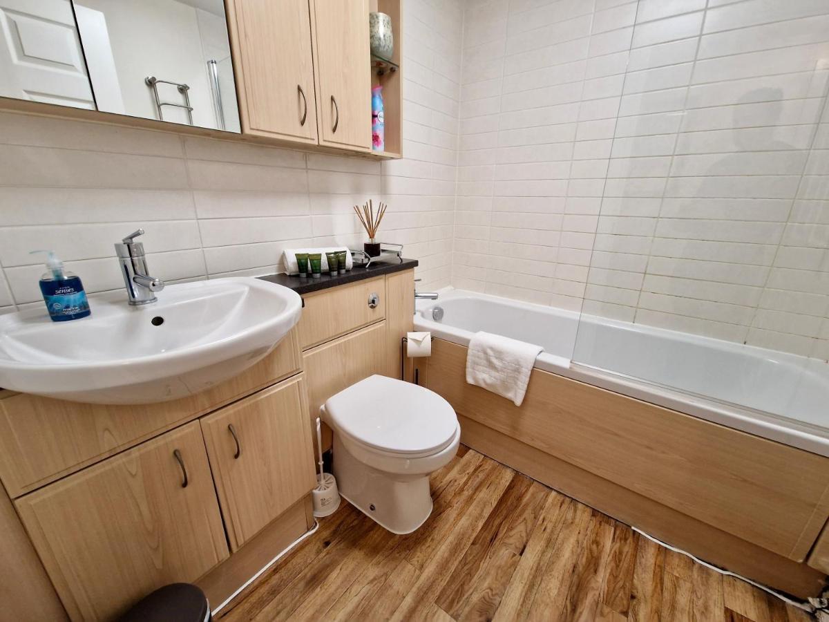 Stunning Luxury Serviced Next To Centre With Free Parking - Contractors & Relocators Apartamento *