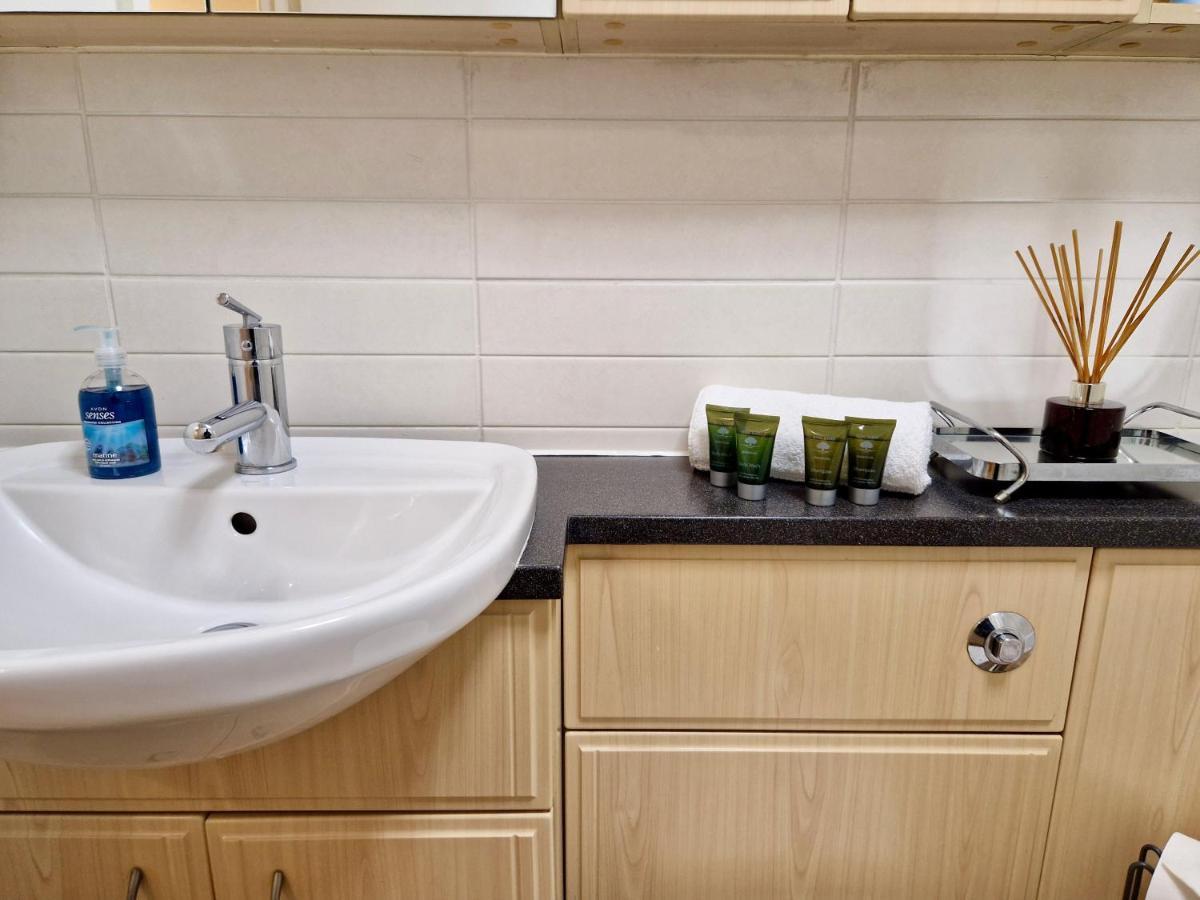 Stunning Luxury Serviced Next To Centre With Free Parking - Contractors & Relocators *
