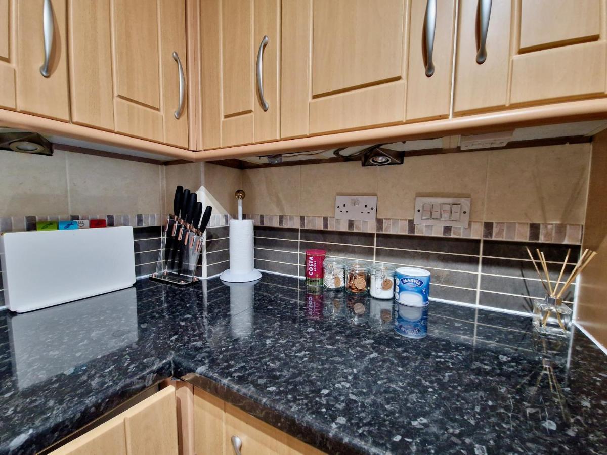 Stunning Luxury Serviced Next To Centre With Free Parking - Contractors & Relocators Coventry