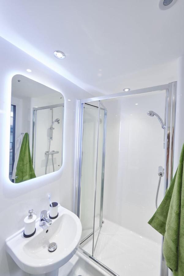 Modern Ensuites At Trinity View In Coventry Apartment *