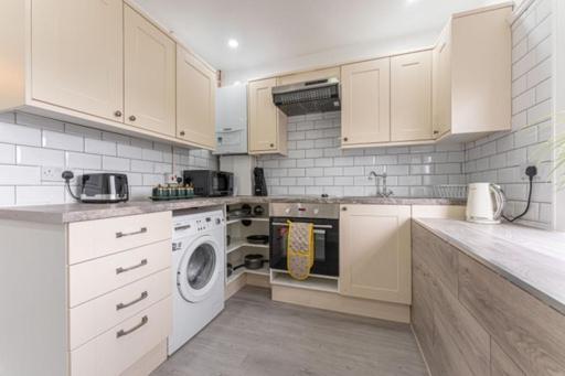 Walsgrave Road - 3 Bedrooms - Free Parking & Wi-fi *