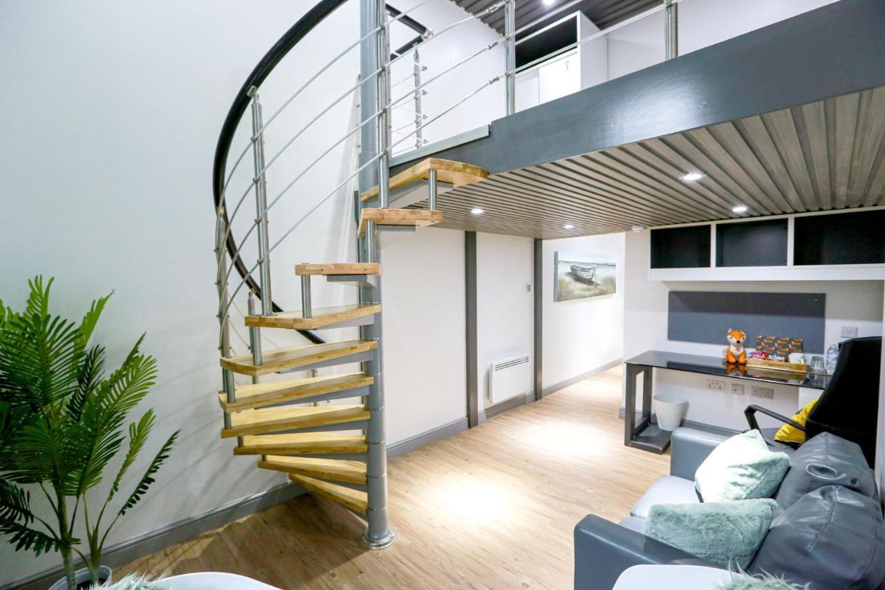 A104 Bright Modern Loft Apartment *