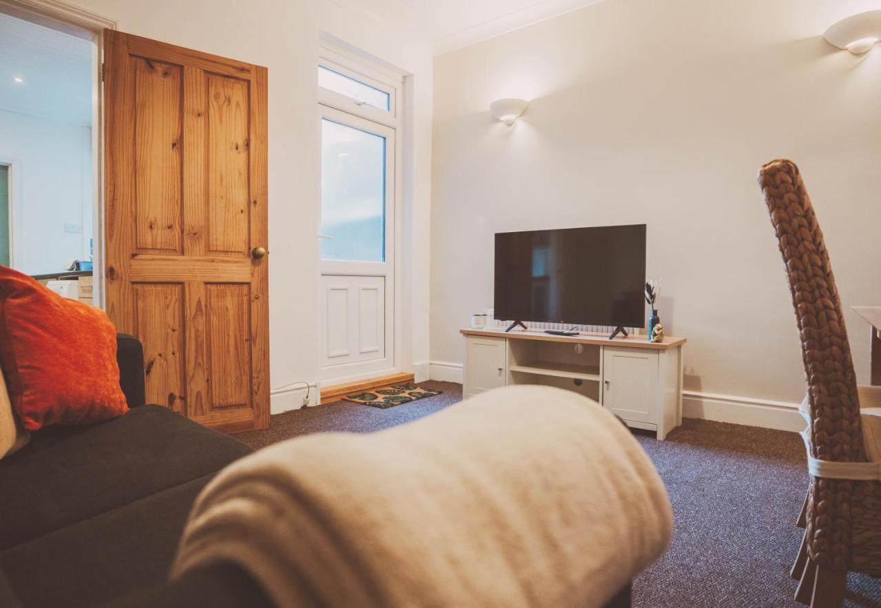 Cosy 5bed 2bath Well Equipped House In Near Amenties Makes Great Digs, Wi-fi, On Street Parking, Smart Tvs In Rooms, Coop Shop 2mins Walk Casa de férias *