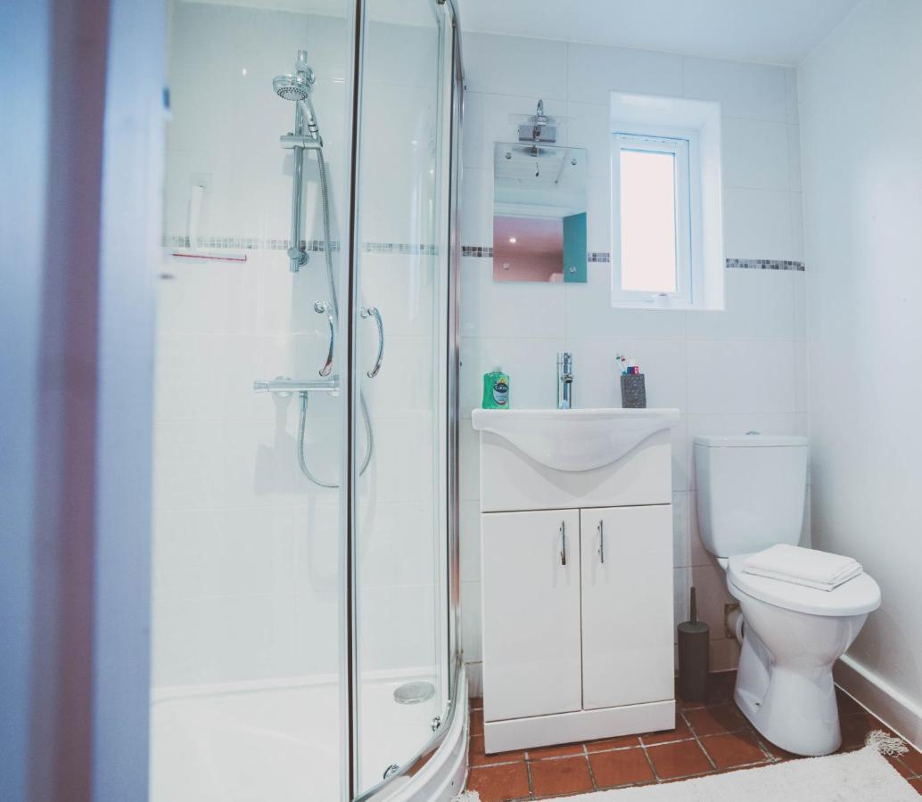 Cosy 5bed 2bath Well Equipped House In Near Amenties Makes Great Digs, Wi-fi, On Street Parking, Smart Tvs In Rooms, Coop Shop 2mins Walk Casa de férias Coventry