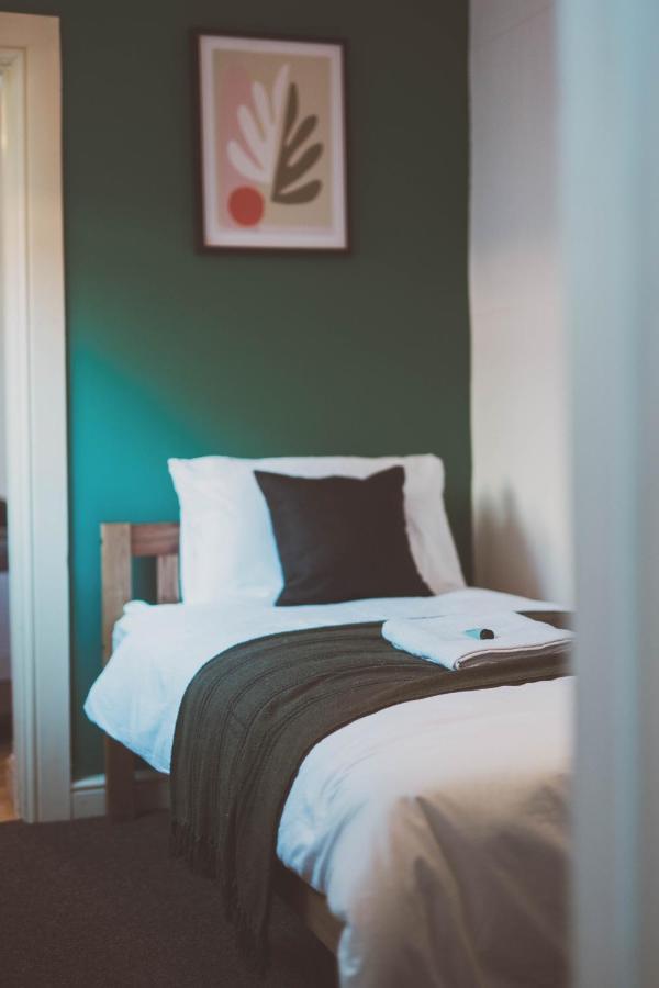 Cosy 5bed 2bath Well Equipped House In Near Amenties Makes Great Digs, Wi-fi, On Street Parking, Smart Tvs In Rooms, Coop Shop 2mins Walk Casa de férias
