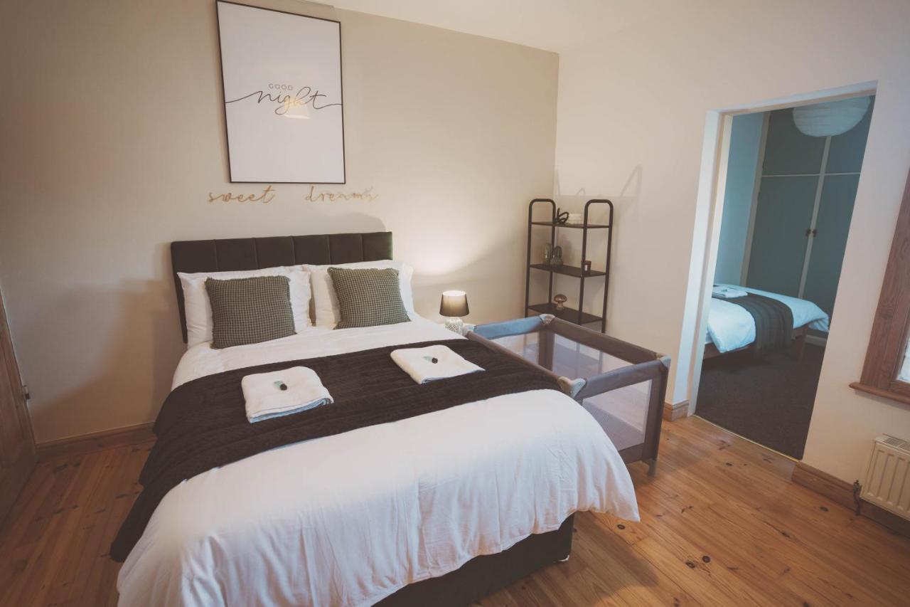 Casa de férias Cosy 5bed 2bath Well Equipped House In Near Amenties Makes Great Digs, Wi-fi, On Street Parking, Smart Tvs In Rooms, Coop Shop 2mins Walk *