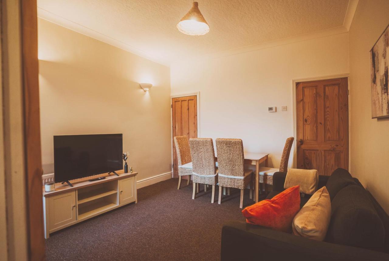 Cosy 5bed 2bath Well Equipped House In Near Amenties Makes Great Digs, Wi-fi, On Street Parking, Smart Tvs In Rooms, Coop Shop 2mins Walk Casa de férias *