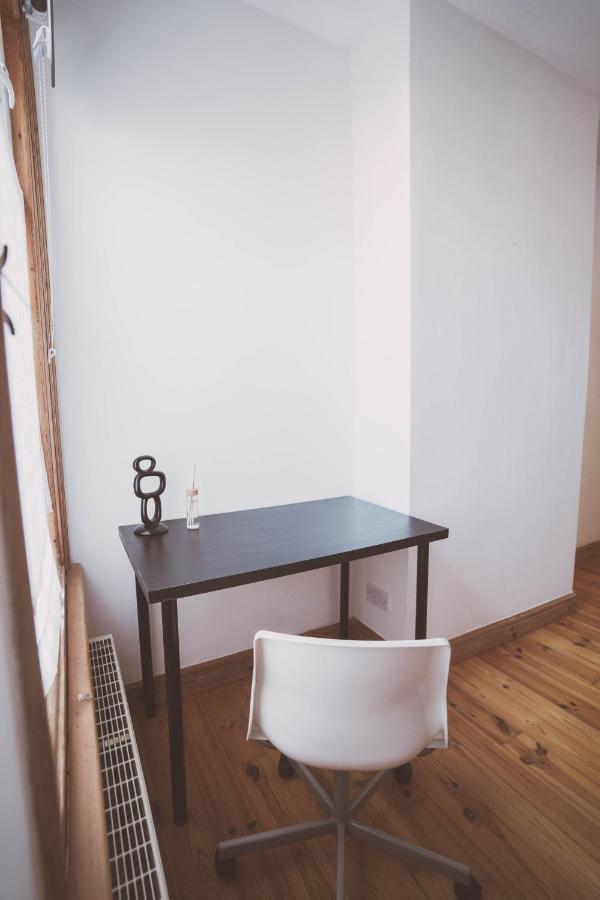 Casa de férias Cosy 5bed 2bath Well Equipped House In Near Amenties Makes Great Digs, Wi-fi, On Street Parking, Smart Tvs In Rooms, Coop Shop 2mins Walk *