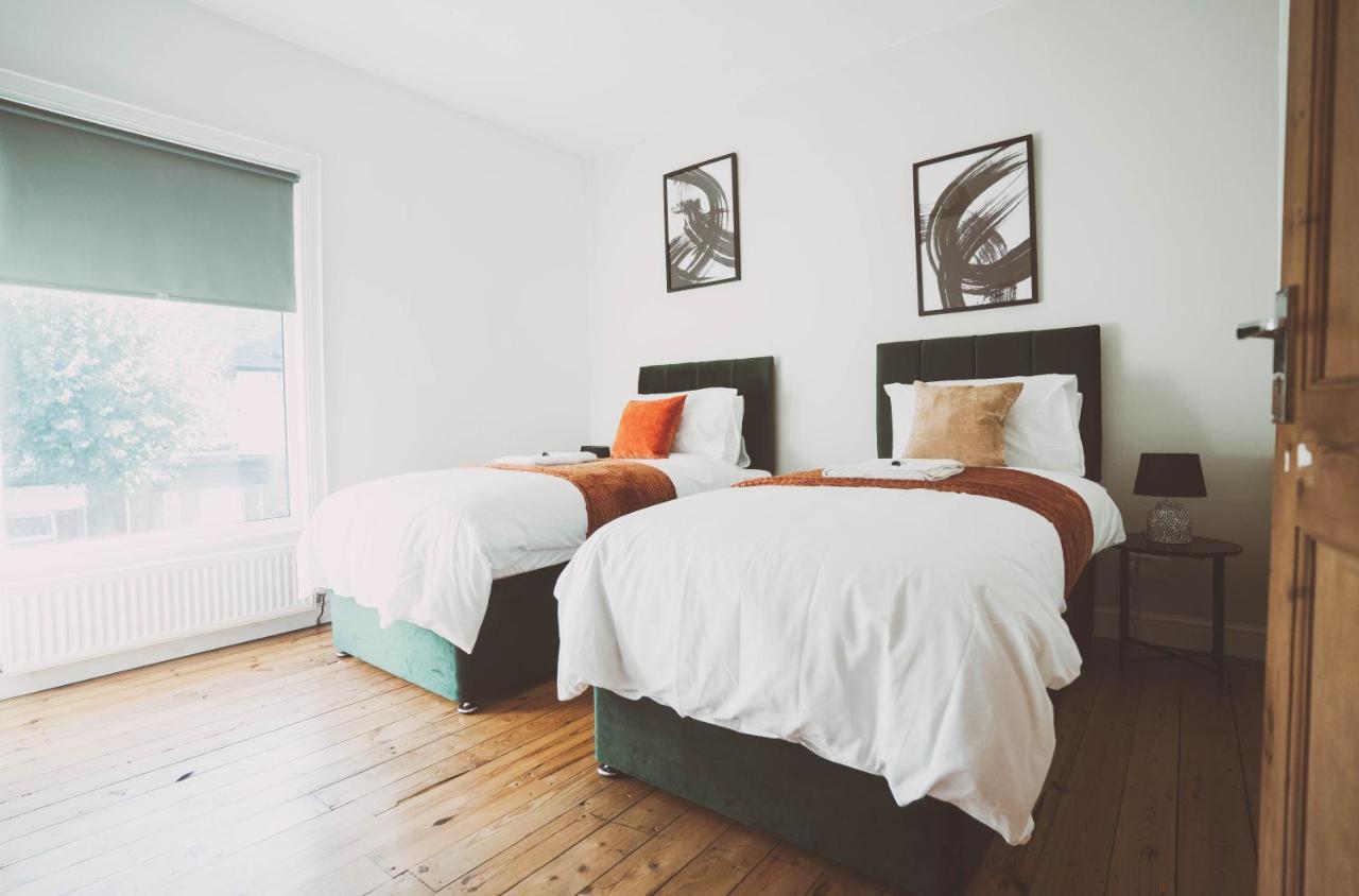 Cosy 5bed 2bath Well Equipped House In Near Amenties Makes Great Digs, Wi-fi, On Street Parking, Smart Tvs In Rooms, Coop Shop 2mins Walk Casa de férias Coventry