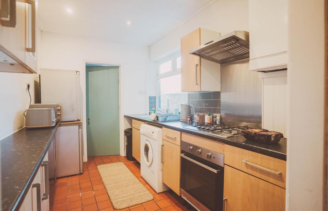 Casa de férias Cosy 5bed 2bath Well Equipped House In Near Amenties Makes Great Digs, Wi-fi, On Street Parking, Smart Tvs In Rooms, Coop Shop 2mins Walk Coventry