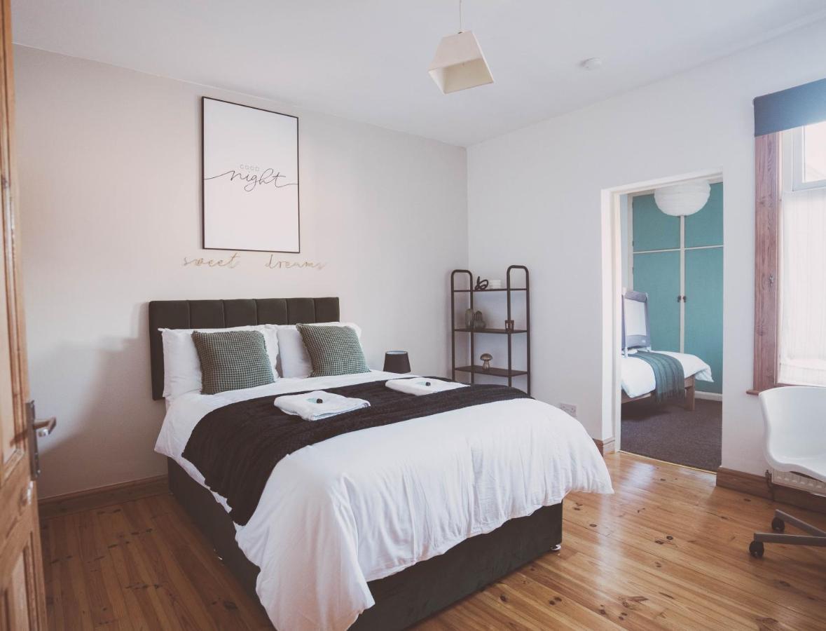 Cosy 5bed 2bath Well Equipped House In Near Amenties Makes Great Digs, Wi-fi, On Street Parking, Smart Tvs In Rooms, Coop Shop 2mins Walk