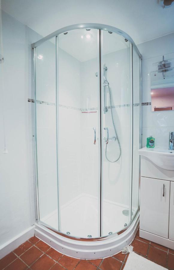 Cosy 5bed 2bath Well Equipped House In Near Amenties Makes Great Digs, Wi-fi, On Street Parking, Smart Tvs In Rooms, Coop Shop 2mins Walk Casa de férias *
