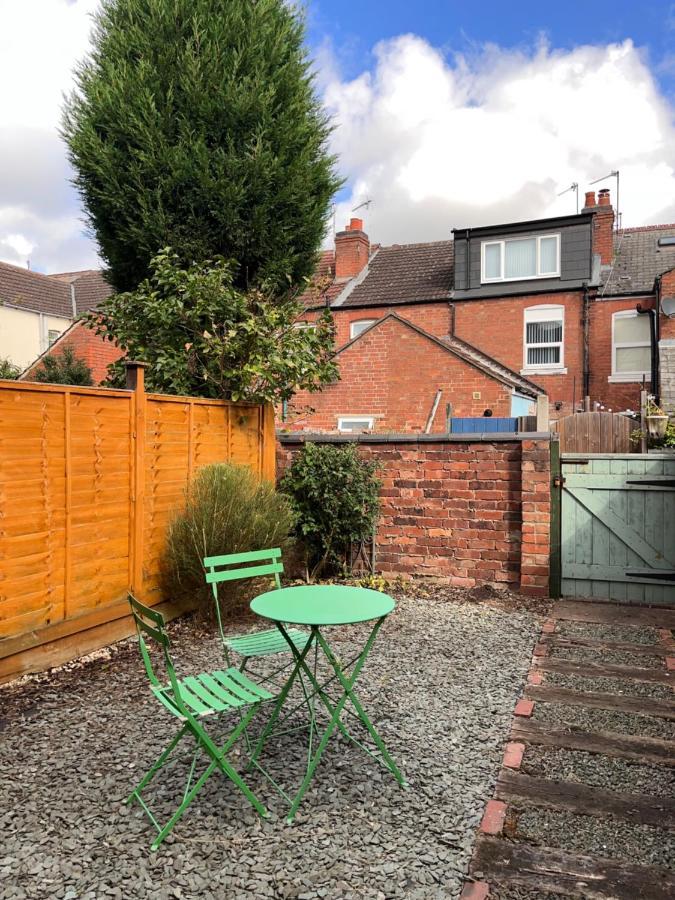 Cosy 5bed 2bath Well Equipped House In Near Amenties Makes Great Digs, Wi-fi, On Street Parking, Smart Tvs In Rooms, Coop Shop 2mins Walk