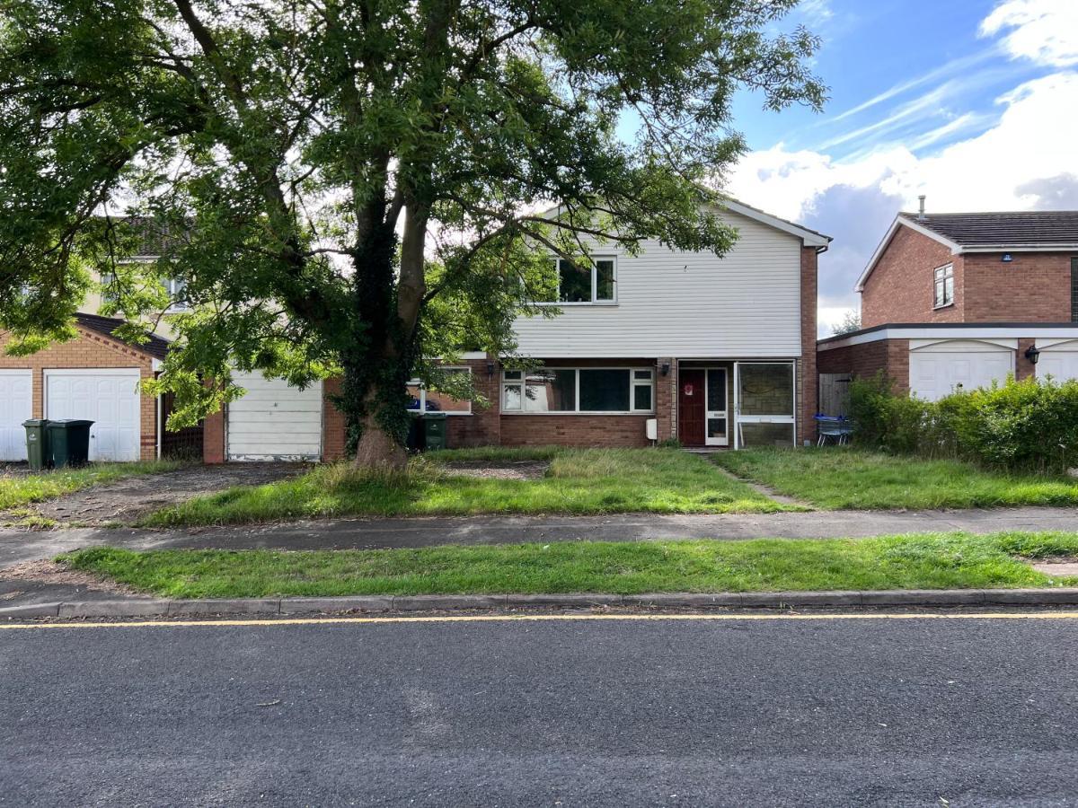 Modern Close To Warwick Guest house