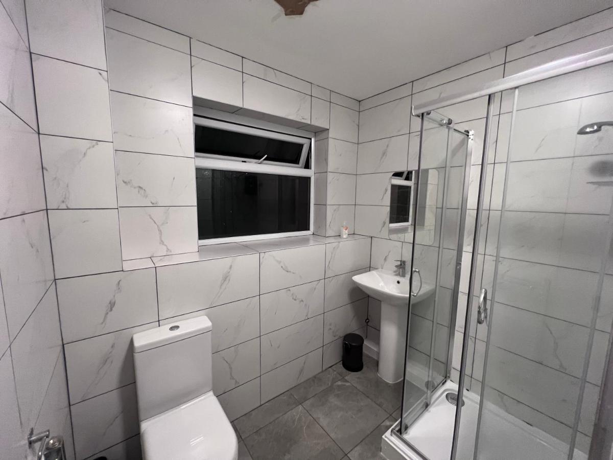 Modern Close To Warwick Guest house *