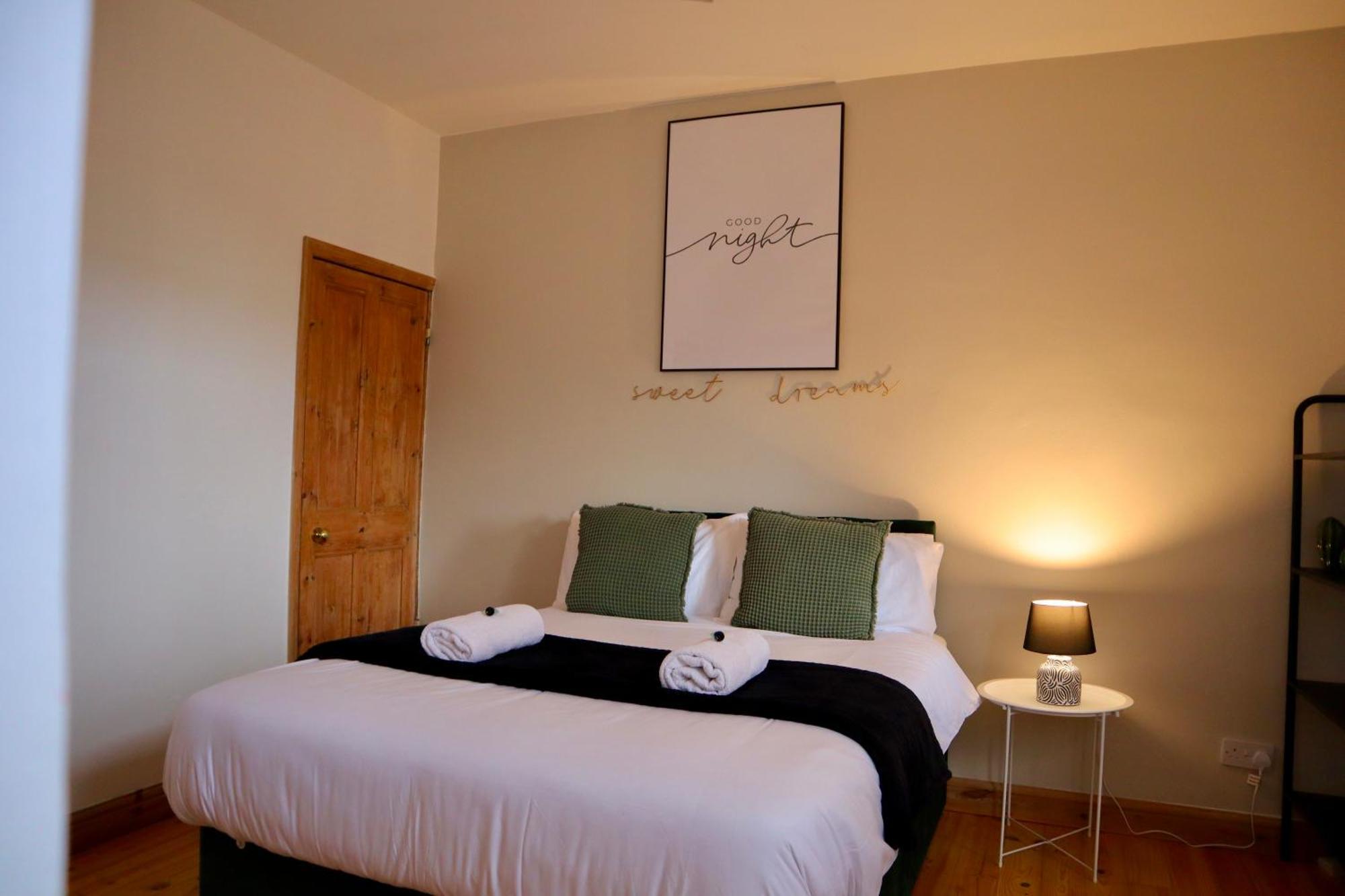 Casa de férias Cosy 5bed 2bath Well Equipped House In Near Amenties Makes Great Digs, Wi-fi, On Street Parking, Smart Tvs In Rooms, Coop Shop 2mins Walk Coventry