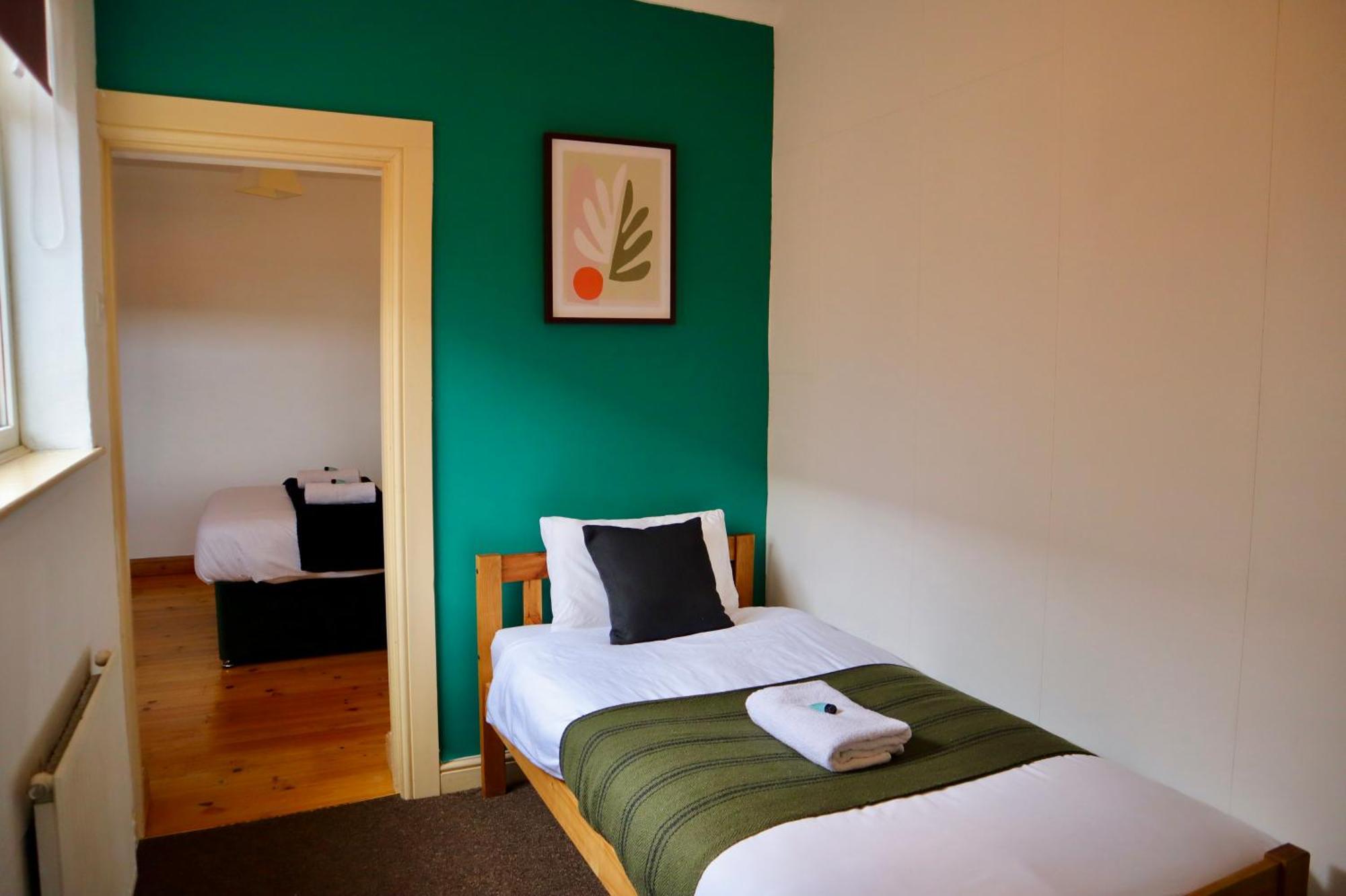 Casa de férias Cosy 5bed 2bath Well Equipped House In Near Amenties Makes Great Digs, Wi-fi, On Street Parking, Smart Tvs In Rooms, Coop Shop 2mins Walk Coventry