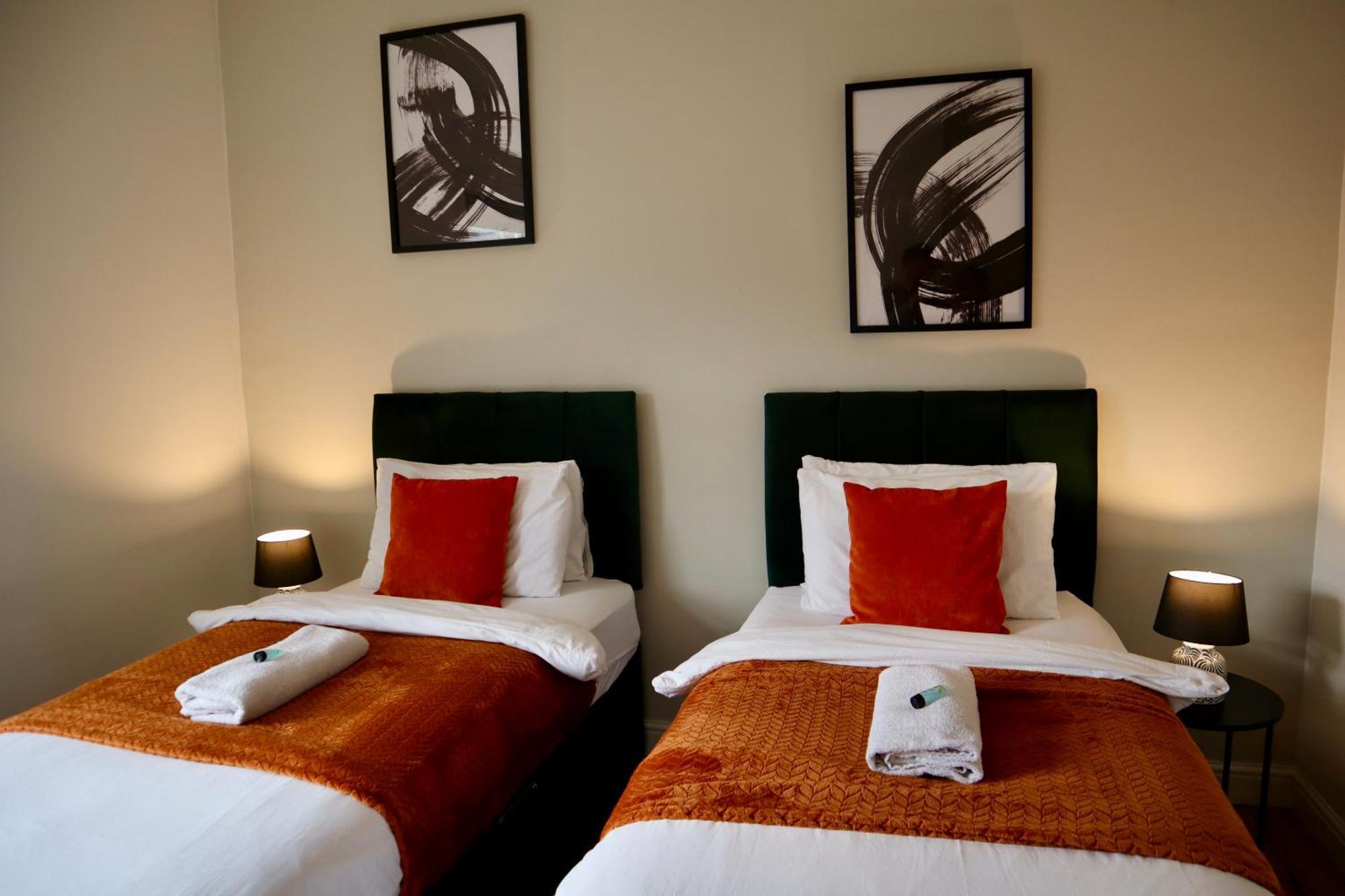 Casa de férias Cosy 5bed 2bath Well Equipped House In Near Amenties Makes Great Digs, Wi-fi, On Street Parking, Smart Tvs In Rooms, Coop Shop 2mins Walk *