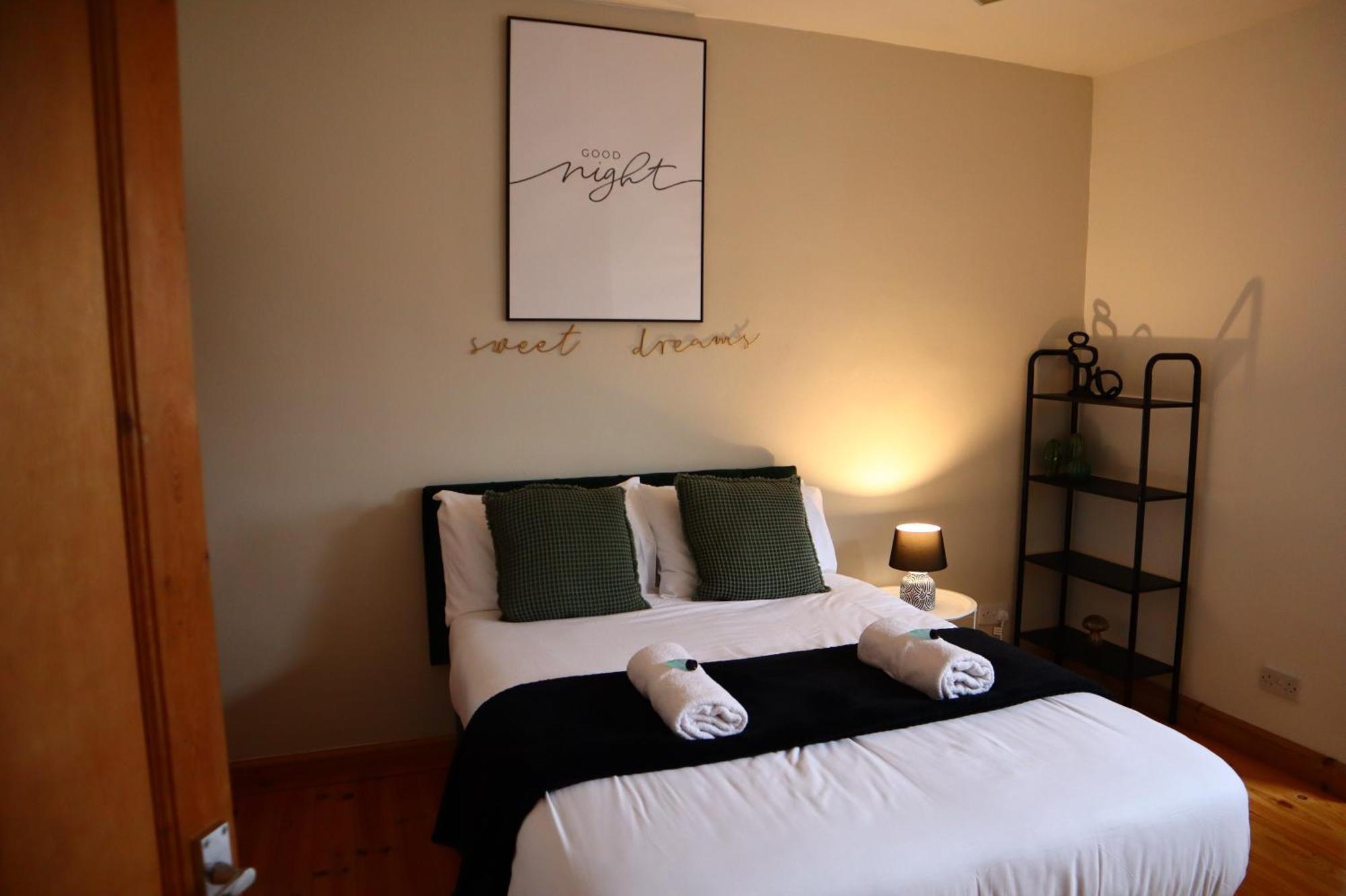 Cosy 5bed 2bath Well Equipped House In Near Amenties Makes Great Digs, Wi-fi, On Street Parking, Smart Tvs In Rooms, Coop Shop 2mins Walk *