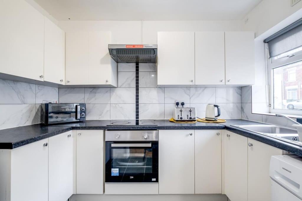 Cosy 3 Bedrooms House With A Driveway Close To Town Centre And University Coventry