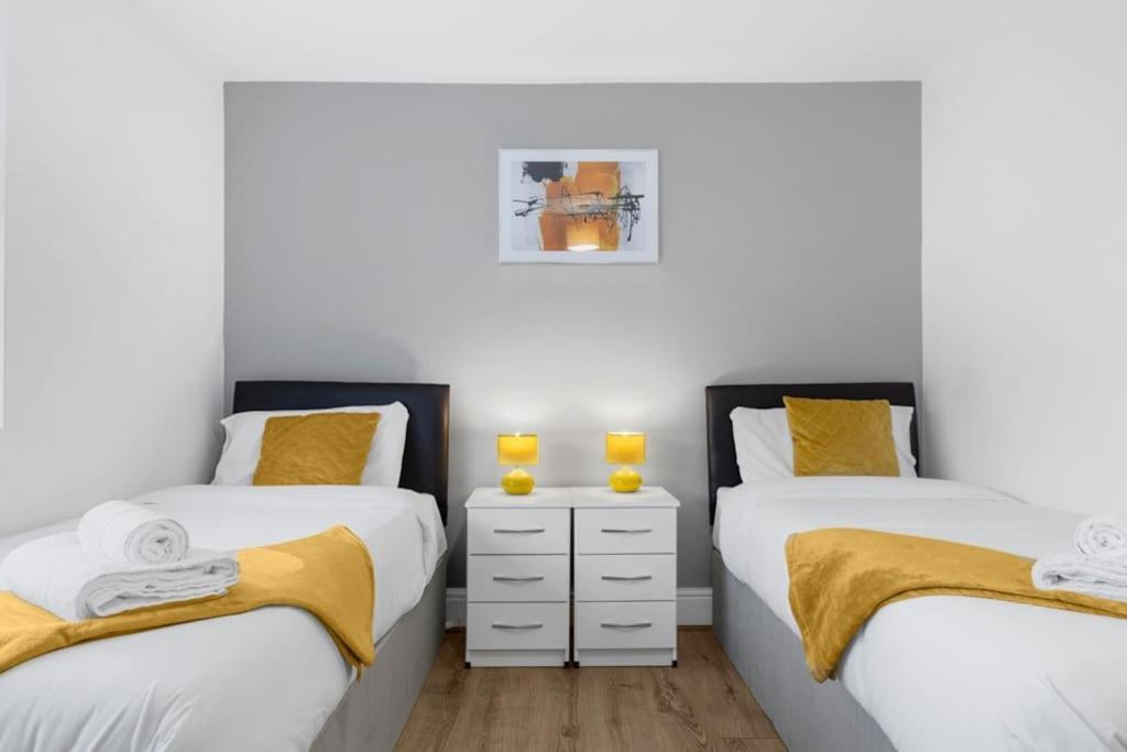 Cosy 3 Bedrooms House With A Driveway Close To Town Centre And University *